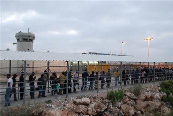 Israeli troops 'violently' attack Palestinian teen at border crossing