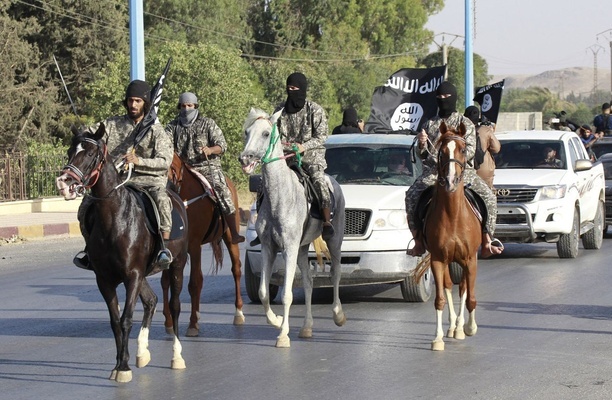 مصادر منازل ضباط انشقوا من الجيش السوري من قبل داعش في ديرالزور
