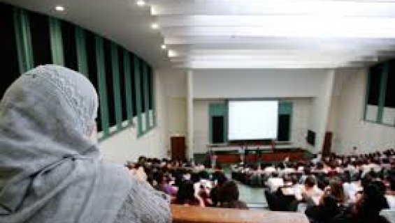 Les présidents d’université s’opposent à l’interdiction du voile dans les amphithéâtres