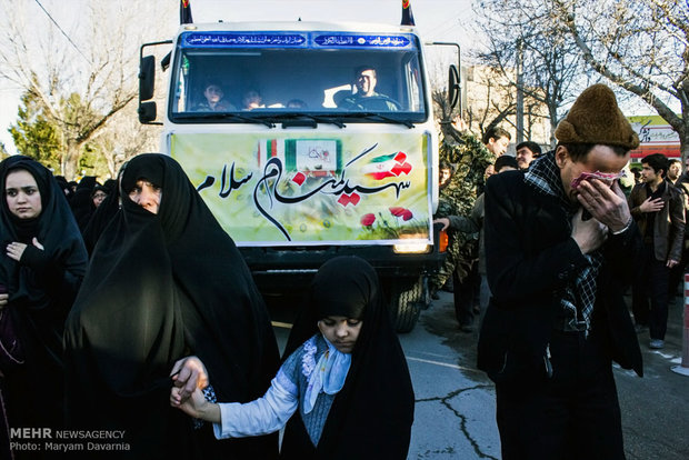 تصویری رپورٹ: ایران میں تین گمنام شہیدوں کی تشییع جنازہ