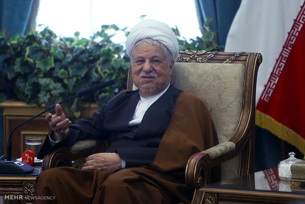تصویری رپورٹ: بین الاقوامی صلح انجمن کے بانیوں کی ہاشمی رفسنجانی سے ملاقات