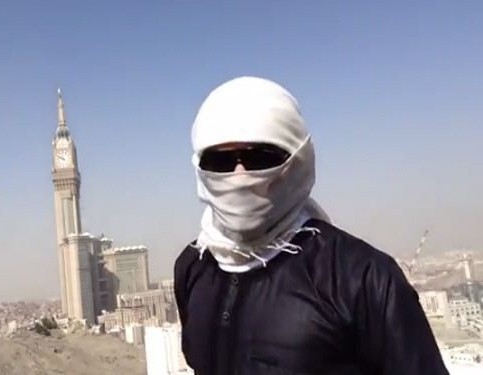 سعودي يبايع "داعش" من أمام الحرم المكي