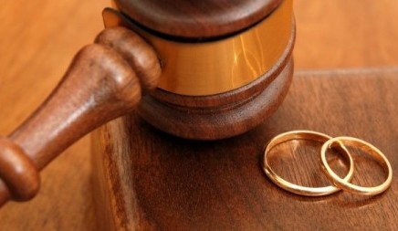 خمس نساء يروجن معاملات طلاق من أزواجهن بسبب ارتباطهم بـ"داعش" في ديالى