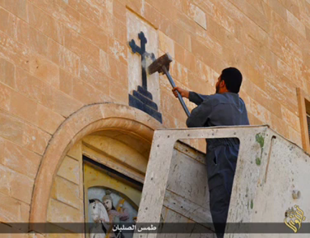 صور/ "داعش"... يحطم الصلبان كنائس في محافظة نينوى واستبدالها برايته