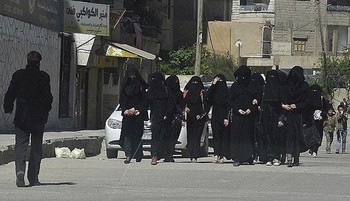 ISIL-Terroristen fliehen in Frauenkleidern
