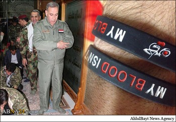 صور/ مقاتل من الحشد الشعبي يهدي وزير الدفاع العراقي في تكريت سوار مكتوب عليه يا حسين