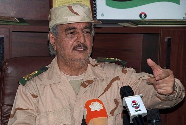 حفتر يقول انه لا يعول على الحوار السياسي ويتعهد بتحرير بنغازي خلال شهر