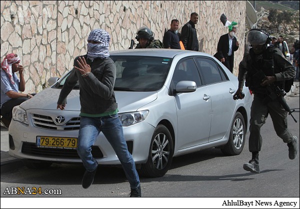  صور / اعتداء جنود إسرائيليين على  فلسطينيین بوحشية