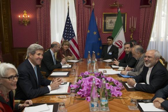 “Irán y EE.UU. Discuten Detalles de Acuerdo Nuclear: Zarif”