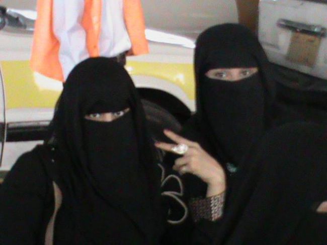 بريطانيا تمنع خمس فتيات من السفر الى الخارج خشية الانضمام لداعش 