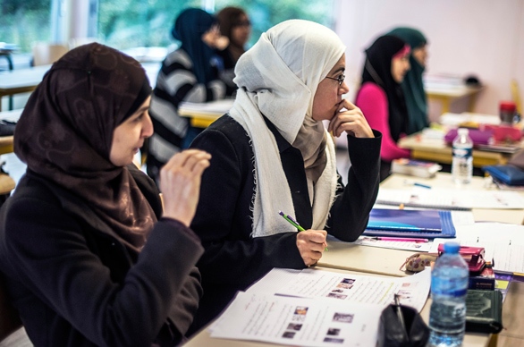 الإيسيسكو تندد بفرض وجبات لحم الخنزير على التلاميذ المسلمين في فرنسا