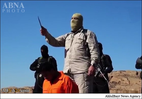 صور / داعش يذبح مقاتلاً من العشائر في الانبار