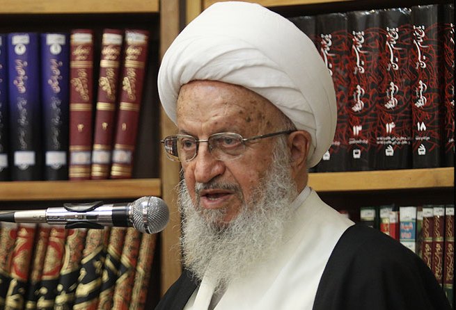 آیت الله مکارم شیرازی: اخلاقی و ثقافتی مشکلات دینی اصول سے دوری کی وجہ سے ہے 