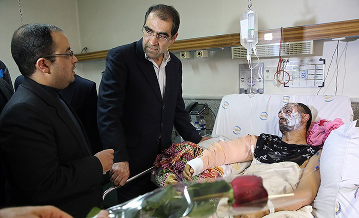 صور/ وزير الصحة الايراني يتفقد الجرحى اليمنيين في طهران