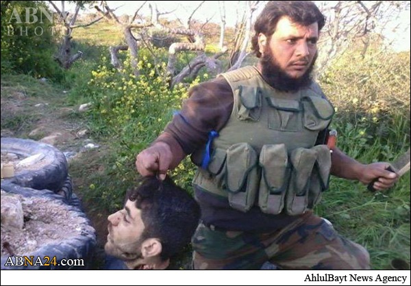 صوة / آكل الأكباد يحضر في ادلب وفي يده رأس مقطوع
