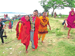 বুড়িগঙ্গা ও মেঘনায় ট্রলার ডুবি: ১৩ লাশ উদ্ধার