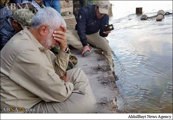 بالصور/ بكاء قائد الحشد الشعبي في المكان الذي أعدم فيه شهداء سبايكر