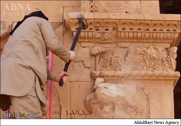 بالصور/ يد "داعش" تطال مدينة الحضر الأثرية جنوب الموصل
