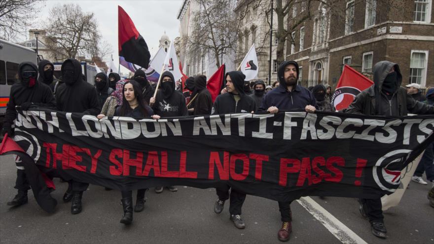 Des centaines de dizaines d'éclipse antifascistes d’islamophobe de PEGIDA à Londres