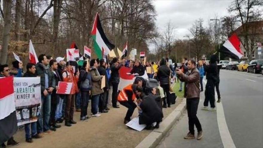 Protestations à travers le monde contre-offensive l'Arabie au Yémen 
