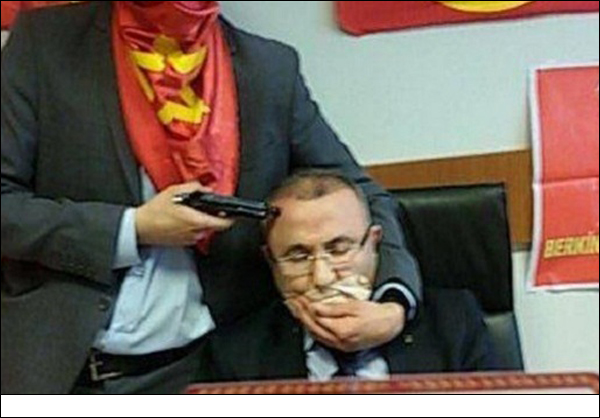 تويتر يستجب لطلب تركيا بحذف صور "الرهينة" والسلطات تعيد خدمة الموقع