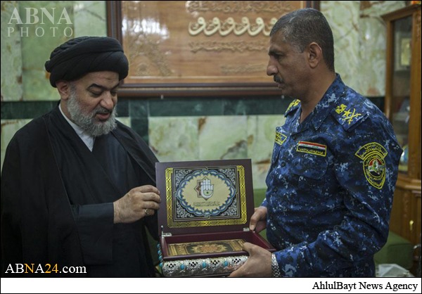 بالصور/ الأمينُ العام للعتبة العباسية قدّم هدية للفريق رائد شاكرعبارة عن راية تبرّكية من مرقد أبي الفضل العباس(ع)