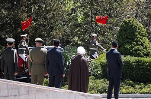 Erdoğan'ı “Ya Hüseyn” Sloganlı Kızıl Bayraklı Karşılama / Foto