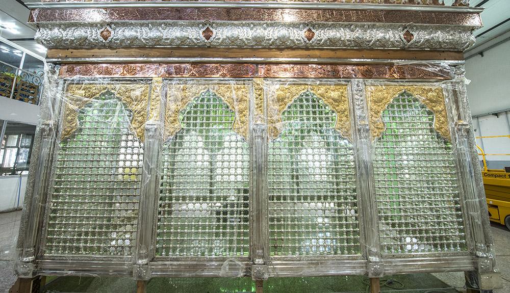 Beauty calligraphy and precision manufacturing concord in the Quranic Plate installed on top of the new grid of Al-Abbas /Pics