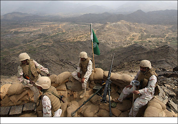 مقتل وإصابة 5 بينهم 3 ضباط من الجيش السعودي بقذيفة سقطت على الحدود مع اليمن