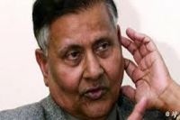 पाकिस्तान नें सऊदी अरब से हमले बंद करने की मांग की।
