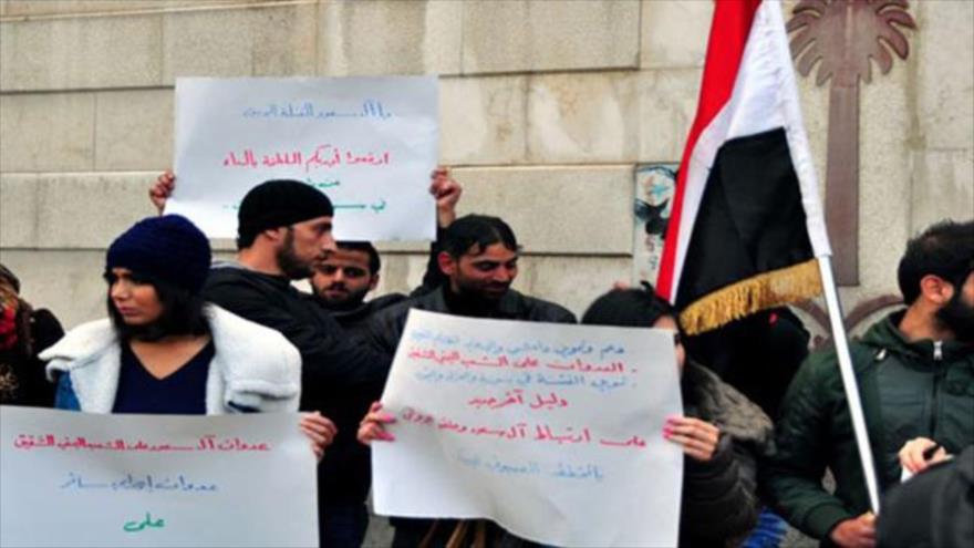 Syriens protestent devant l'ambassade saoudienne à Damas contre l'agression militaire du Yémen