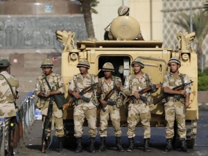 مصر: جنگجوﺅں کا فوجی بکتر بند گاڑی پر حملہ ، 6 فوجی ہلاک