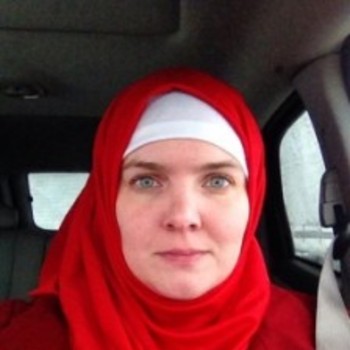 Christliche Frau trägt Kopftuch gegen Islamophobie