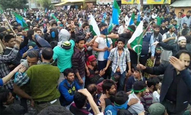 ہندوستان: کشمیر میں پاکستانی پرچم
