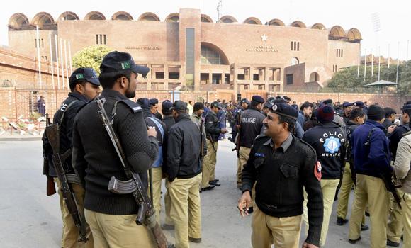 Shiite officer shot dead by ASWJ terrorists in Karachi