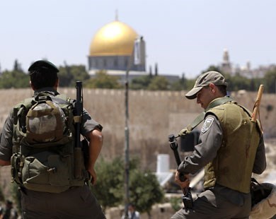 Israeli policemen round up two Jerusalemites, deport a third