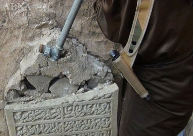 ISIL zerstört christliche Grabmäler