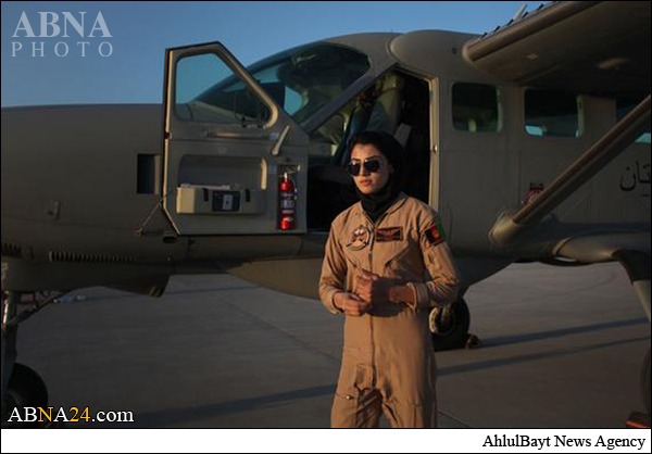  Hicablı qadınlar üçün gerilik əlaməti sayanların nəzərinə! Əfqanıstanın Hicablı qadın pilotu – Foto
