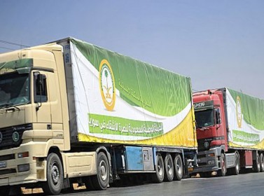 السعودية ترسل السلاح بشاحنات الإغاثة الإنسانية لليمن