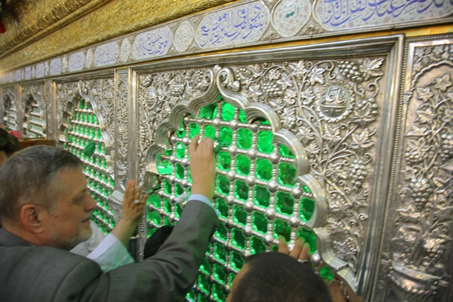 UN's newly appointed top envoy in Iraq visits Imam Ali holy shrine / Pics