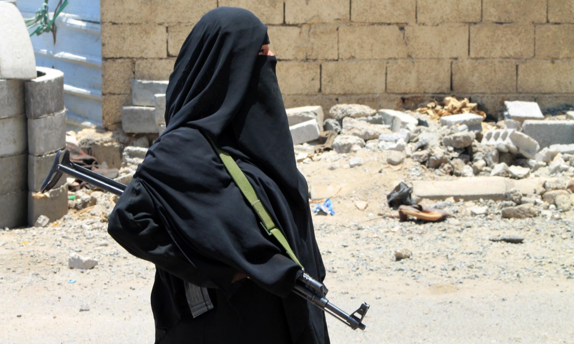 "You Can Find Nothing in the City Now";Yemen After Month-Long Air Strikes