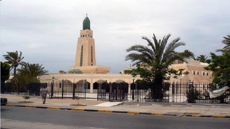 صور / انفجار يستهدف مسجداً في العاصمة الليبية 