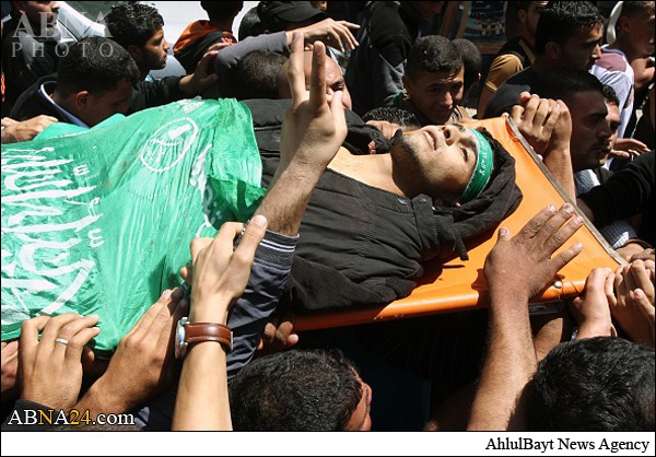 بالصور/ آلاف الفلسطينيين يشيعون بالخليل جثمان الشهيد "أبو جحيشة"