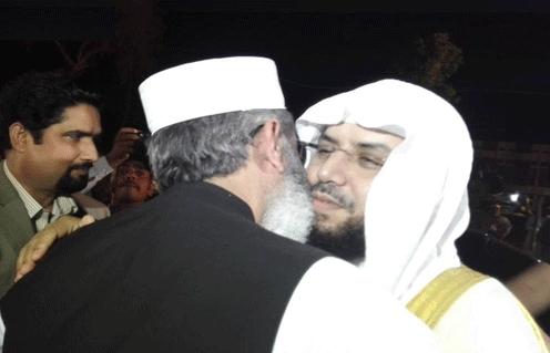 جماعت کی منافقت : روضہ رسول (ص) کو چومنا بدعت: امام کعبہ کو چومنا عین عبادت