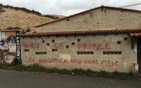 Akhenaton victime d’un acte raciste « provoqué » par un titre du Figaro