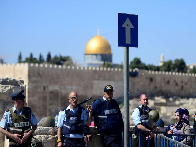 Zionistische Polizei verhaftet Betende