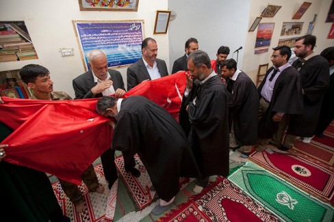 کربلا معلی کے مقدس پرچم کی چکوال میں آمد، مومنین نے زیارت کا شرف حاصل کیا