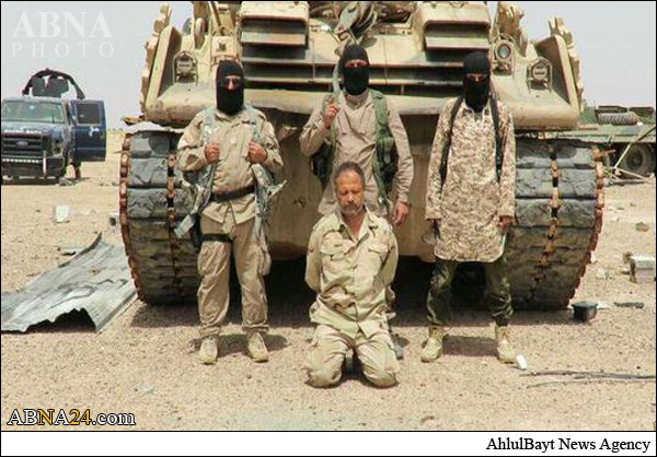 ISIS Beheads an Iraqi Soldier in Tikrit + Pics