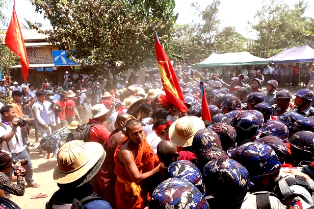 အၾကမ္းမဖက္ေရးဘုရားမွာ ဆုေတာင္းသည့္ မိတီၳလာၿမိဳ႕ခံမ်ား တရားစြဲခံရ