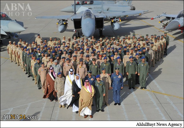 بالصور/ حمد آل خليفة يتفقّد قوّاته العسكريّة المشاركة بالعدوان على اليمن